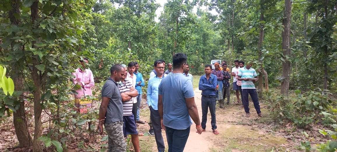 पति की लाश कमरे में, पत्नी का जंगल में, मासूम बेटा गंभीर