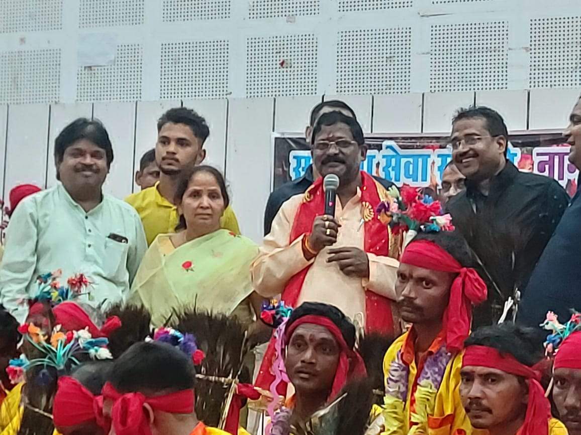 विजयादशमी महोत्सव, बारिश के बाद भी संभाग स्तरीय शैला नृत्य में रहा उत्साह विजयादशमी महोत्सव, बारिश के बाद भी संभाग स्तरीय शैला नृत्य में रहा उत्साह