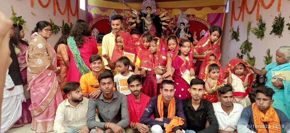 महाअष्टमी पर वेलफेयर सोसायटी ने 51 कन्याओं का पूजन कर उपहार दिया