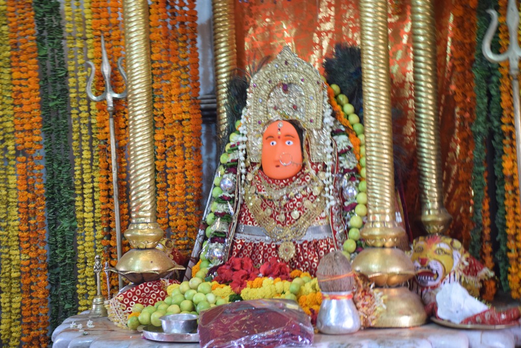 बम्लेश्वरी के दर पर हर दिन सवा लाख ने टेका माथा