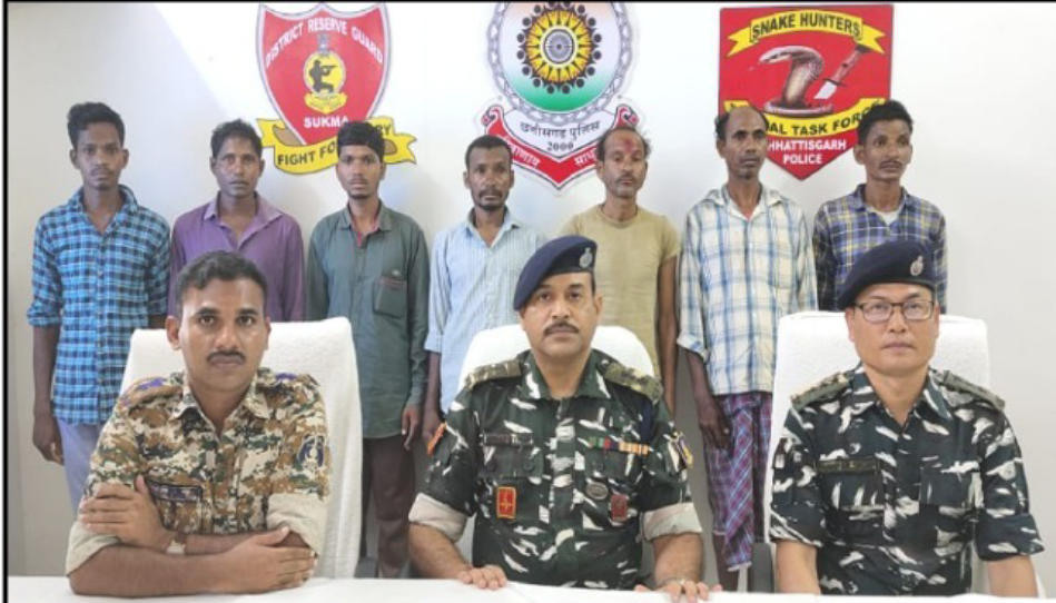 7 नक्सलियों का समर्पण 