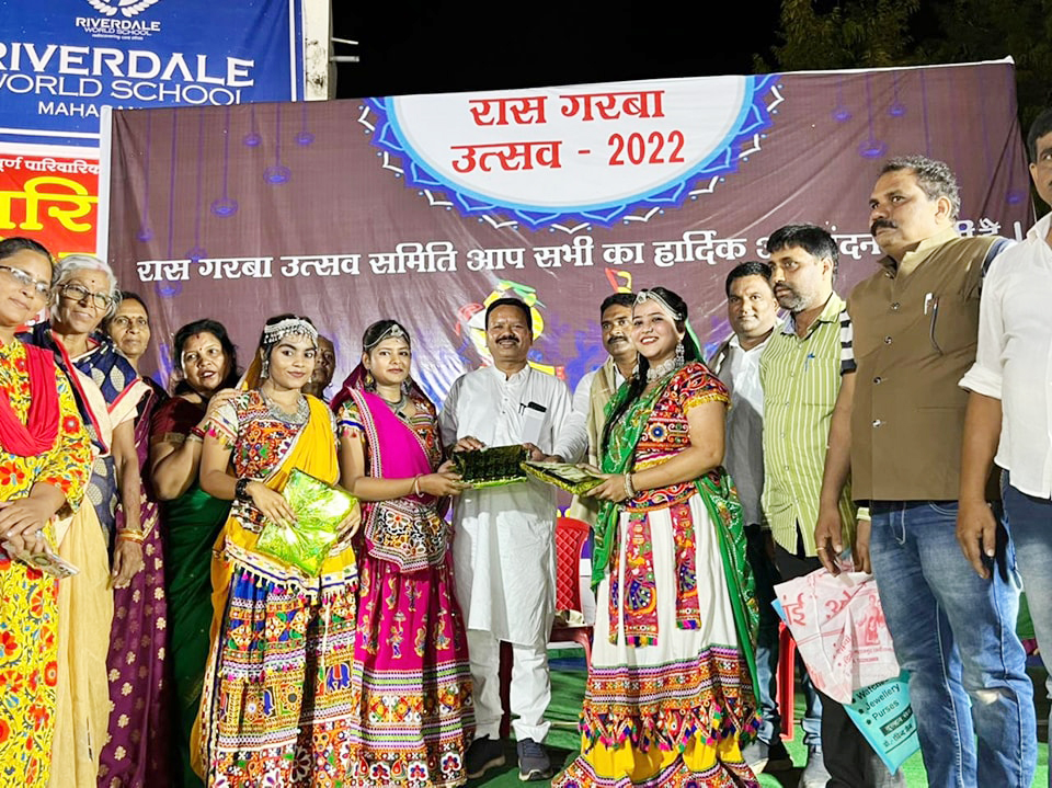 रास गरबा में शामिल हुए संसदीय सचिव रास गरबा में शामिल हुए संसदीय सचिव
