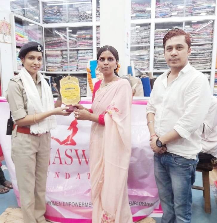 तेजस्विनी फाउंडेशन ने किया डीएसपी का सम्मान तेजस्विनी फाउंडेशन ने किया डीएसपी का सम्मान