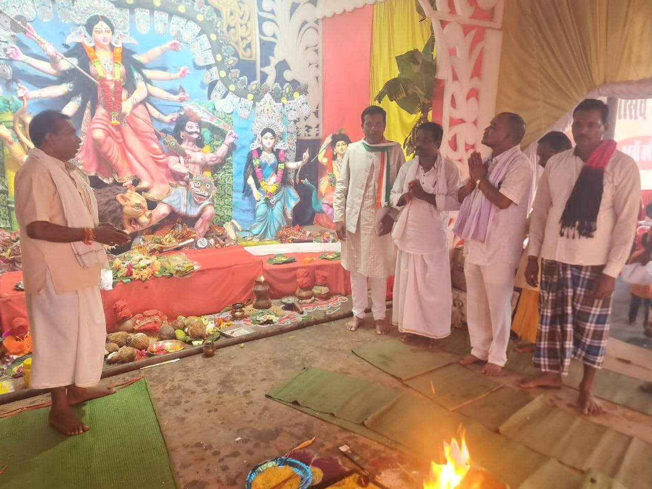 विधायक पहुंचे दुर्गा पंडाल, पूजा-अर्चना