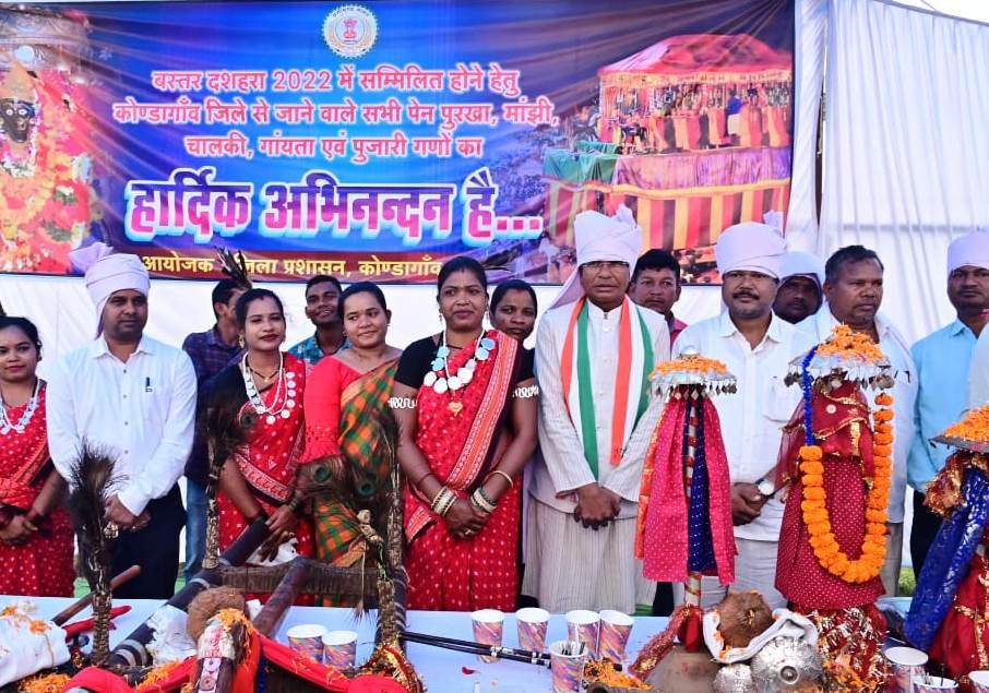बस्तर दशहरा में शामिल होने छत्रडोलियों को किया रवाना बस्तर दशहरा में शामिल होने छत्रडोलियों को किया रवाना