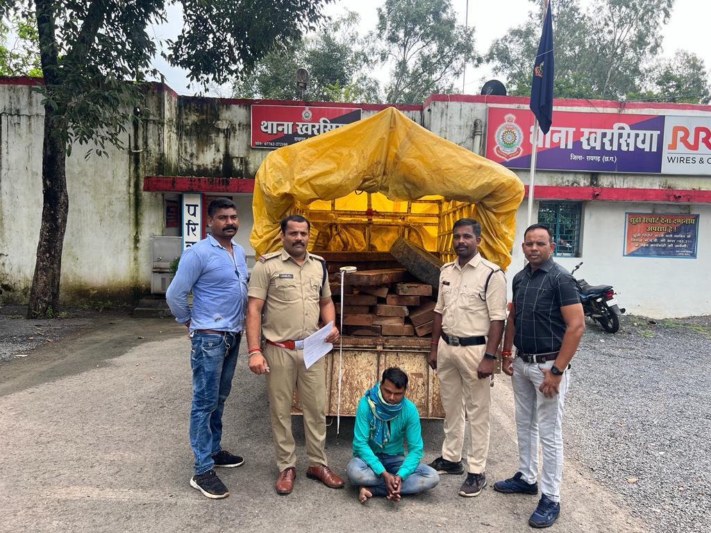 इमारती लकड़ी की तस्करी, आरोपी  गिरफ्तार