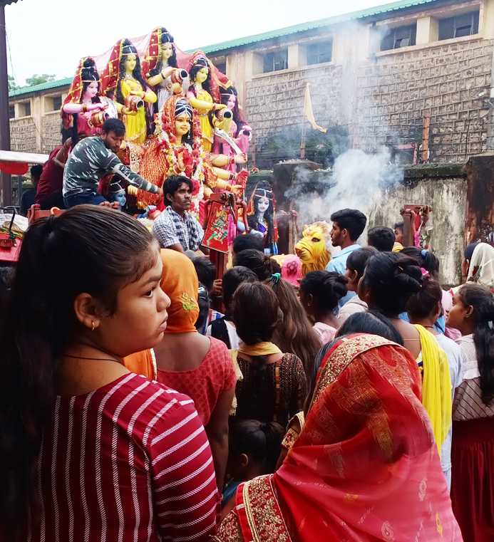 जसगीत के साथ देवी मूर्तियों का विसर्जन जसगीत के साथ देवी मूर्तियों का विसर्जन