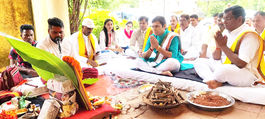 एसपी ने अफसरों संग किया शस्त्र पूजन एसपी ने अफसरों संग किया शस्त्र पूजन