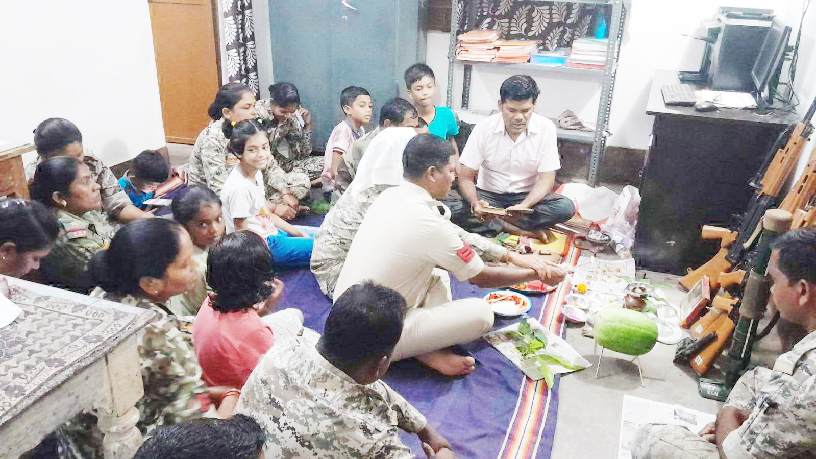 विजयदशमी के दिन बंग समुदाय की महिलाओं  ने माता को लगाया सिंदूर