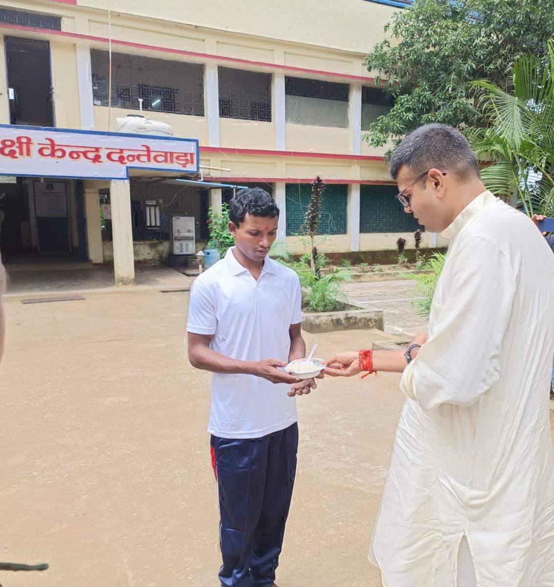 5 लाख के ईनामी नक्सली का समर्पण