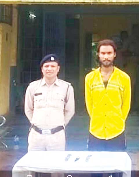विसर्जन झांकी में चाकू के साथ पकड़े गए तीन बदमाश विसर्जन झांकी में चाकू के साथ पकड़े गए तीन बदमाश