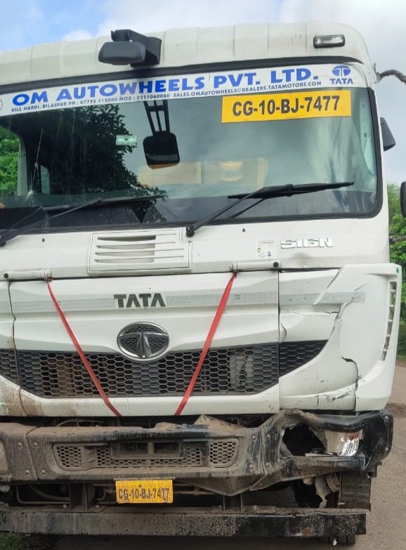 तेज रफ्तार ट्रेलर की चपेट में आने से बाइक सवार की मौत