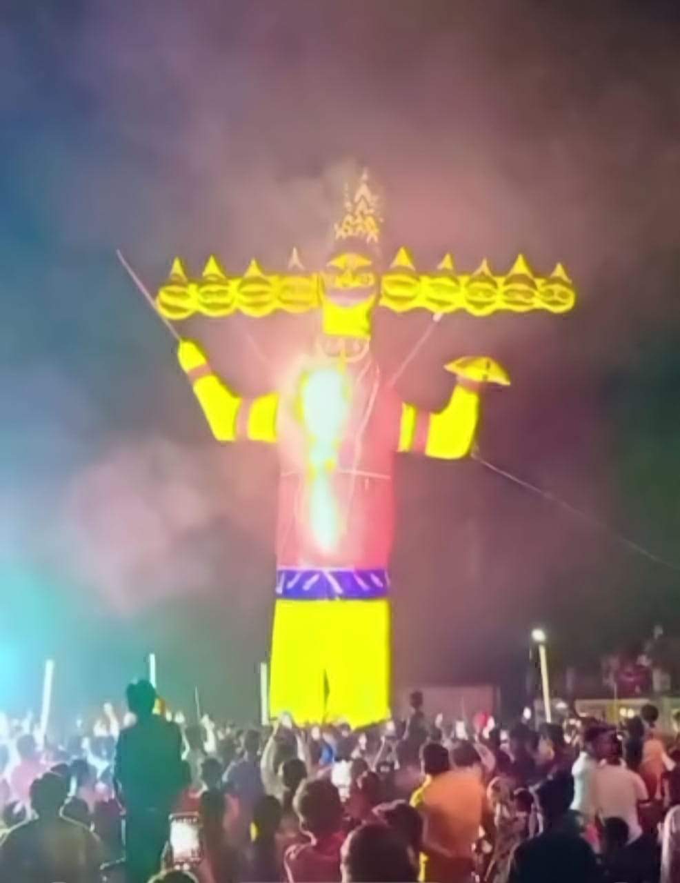 51 फीट का रावण दहन, मनमोहक संगीत व आतिशबाजी ने मनमोहा