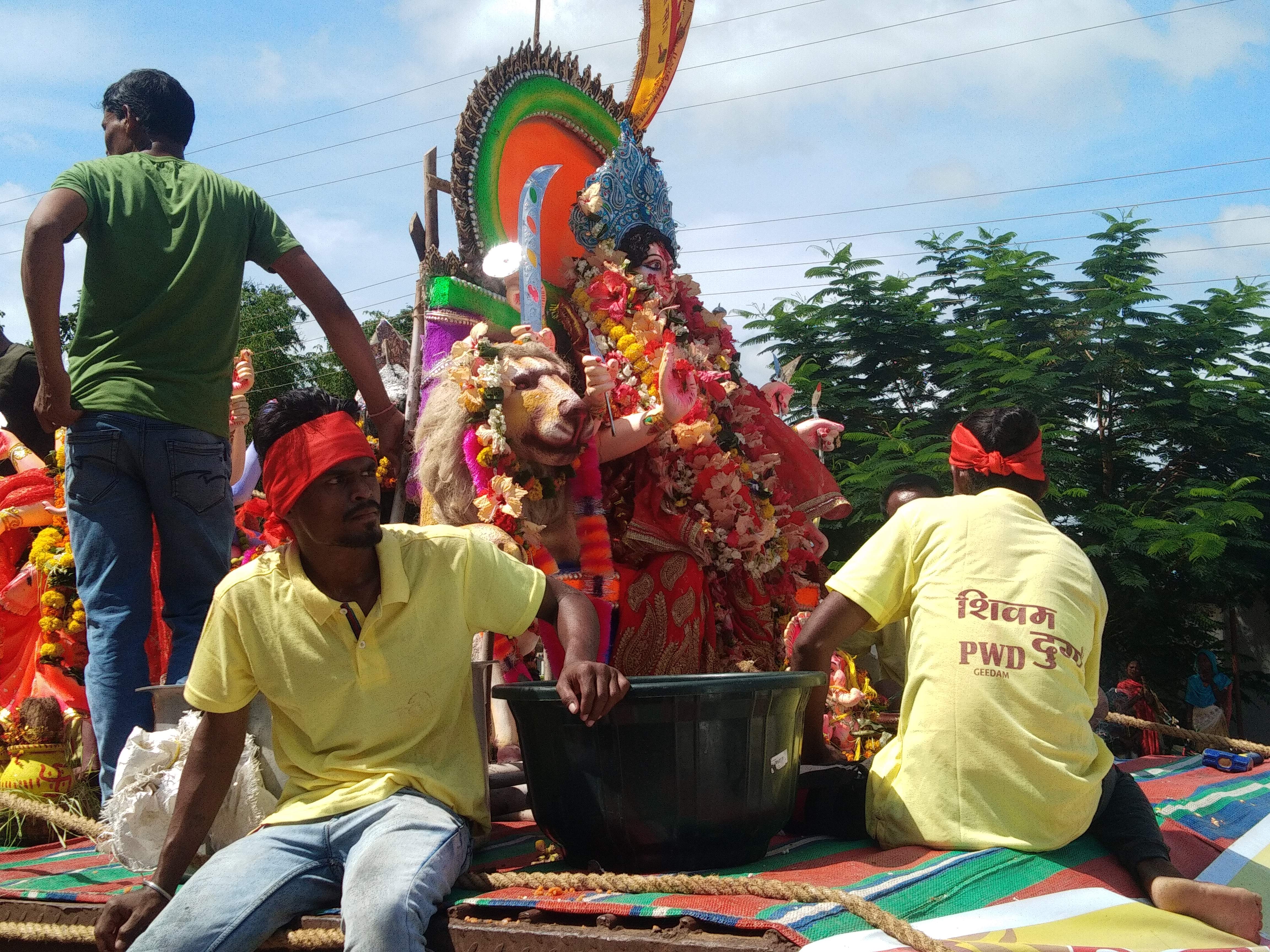 दुर्गा की प्रतिमाओं का विसर्जन