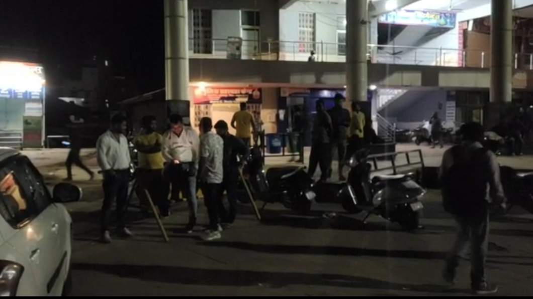 बस स्टैंड में दुकानों को बंद करवा रहे सिपाही से मारपीट, कार में भी तोडफ़ोड़ बस स्टैंड में दुकानों को बंद करवा रहे सिपाही से मारपीट, कार में भी तोडफ़ोड़