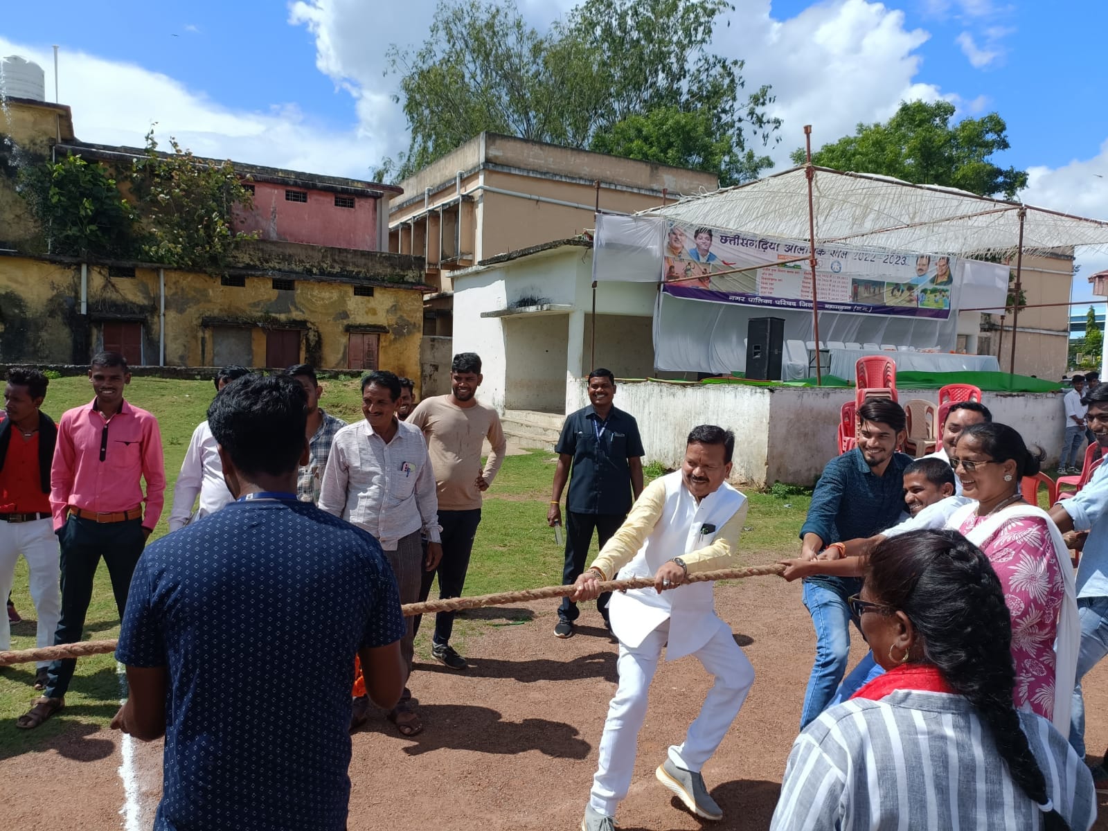 संसदीय सचिव ने खेला गिल्ली-डंडा संसदीय सचिव ने खेला गिल्ली-डंडा