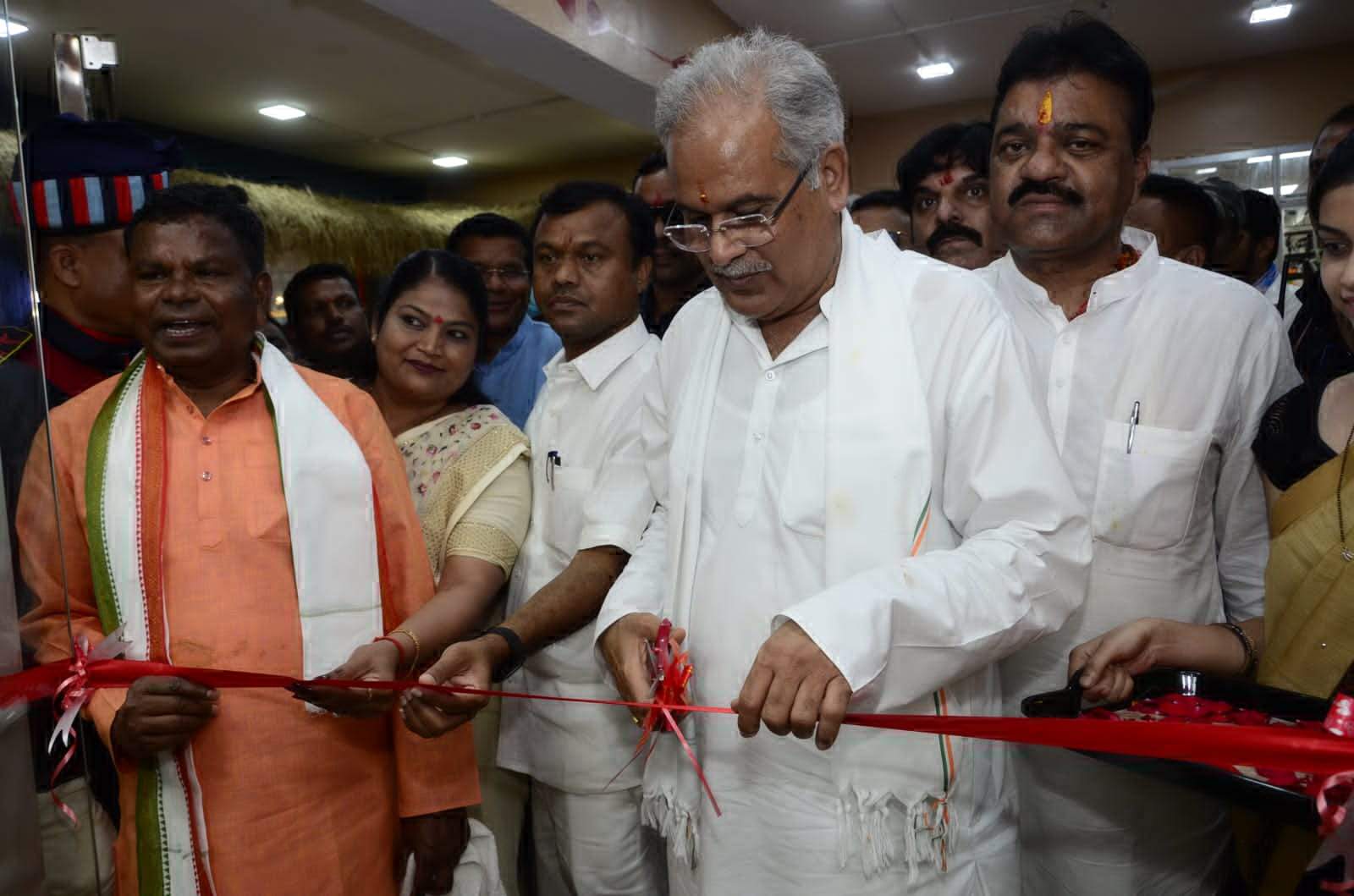 मुख्यमंत्री ने चखा बस्तर का मसाला काजू, लिया जामुन जूस का स्वाद