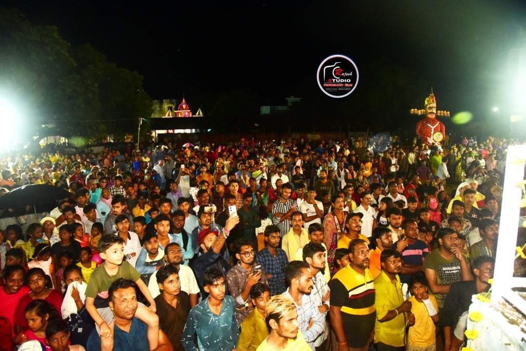 पुरानी मंडी में किया रावण का पुतला दहन, देखने उमड़ी भीड़ पुरानी मंडी में किया रावण का पुतला दहन, देखने उमड़ी भीड़