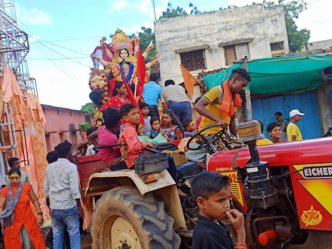 जसगीत के साथ दुर्गा प्रतिमाओं का विसर्जन जसगीत के साथ दुर्गा प्रतिमाओं का विसर्जन