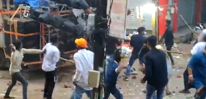 झांकी पहले आगे बढ़ाने के नाम पर दो गुटों में जमकर हुई मारपीट, पथराव वीडियो वायरल