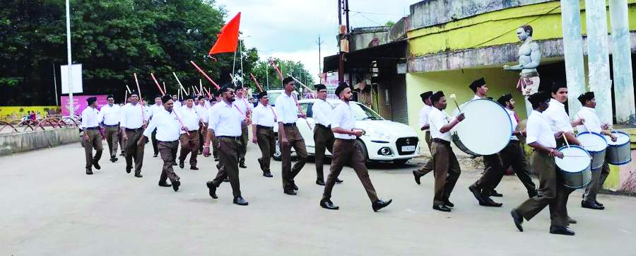 आरएसएस स्वयंसेवकों का पथ संचलन