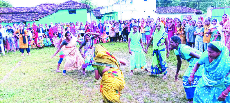 युवतियों ने लगाई ऊंची कूद में छलांग, महिलाएं साड़ी पहनकर खेली कबड्डी, बच्चों ने चलाया भौंरा