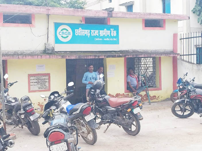 ​खातेदारों को करोड़ों की चपत लगा बैंक मैनेजर भागा