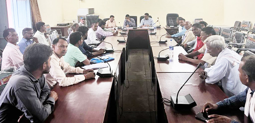 सभी एसडीएम ने लिए गौठान प्रबंधन समितियों की बैठक सभी एसडीएम ने लिए गौठान प्रबंधन समितियों की बैठक