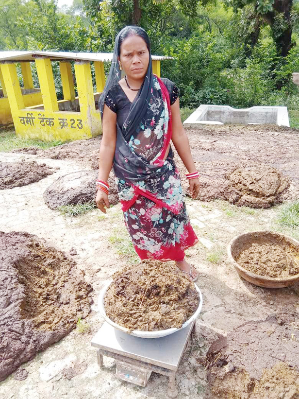 गोबर बेचकर पशुपालक, किसान, ग्रामीण बन रहे लखपति