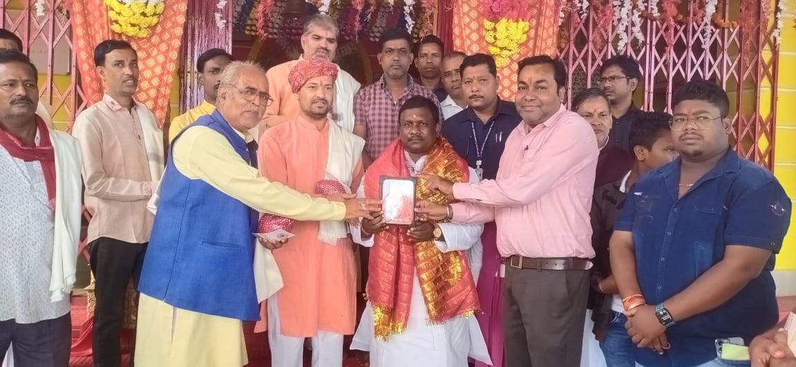 जन्मदिन पर विधायक बृहस्पत ने मां महामाया व बुजुर्गों का लिया आशीर्वाद