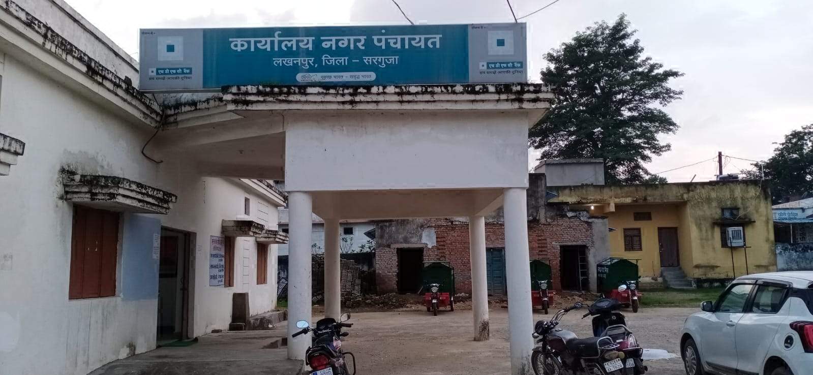 भवनों के नियमितीकरण के लिए भरवाया जा रहा आवेदन