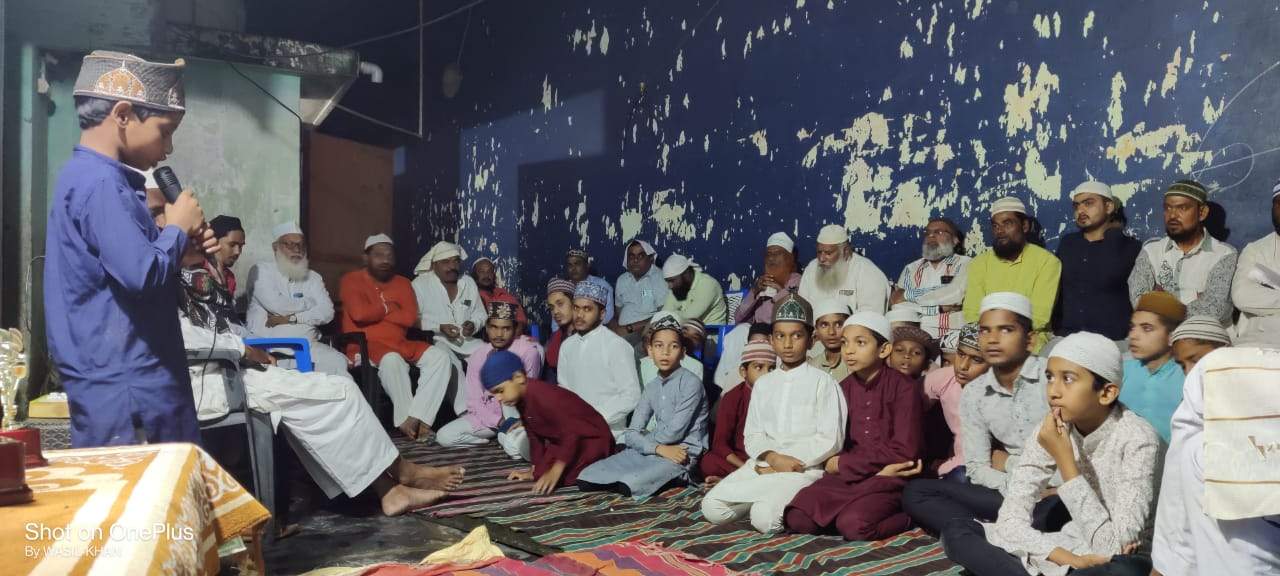 मदरसा के बच्चों ने नात शरीफ पढ़ा
