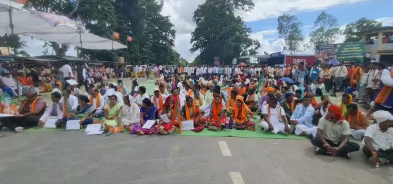 32 फीसदी आरक्षण रखने के लिए अजजा मोर्चा का चक्काजाम