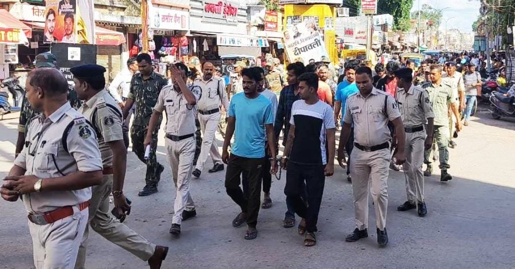 दुर्गा विसर्जन के दौरान सड़क पर उत्पात मचाने वाले 17 गिरफ्तार, कोर्ट तक पैदल ले गई पुलिस