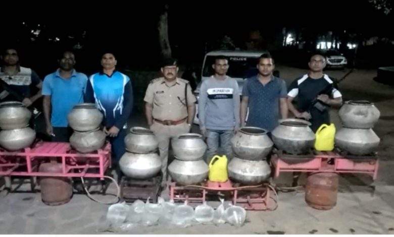 छापेमारी में 50 लीटर शराब और 2 हजार किलो महुआ पास जब्त छापेमारी में 50 लीटर शराब और 2 हजार किलो महुआ पास जब्त