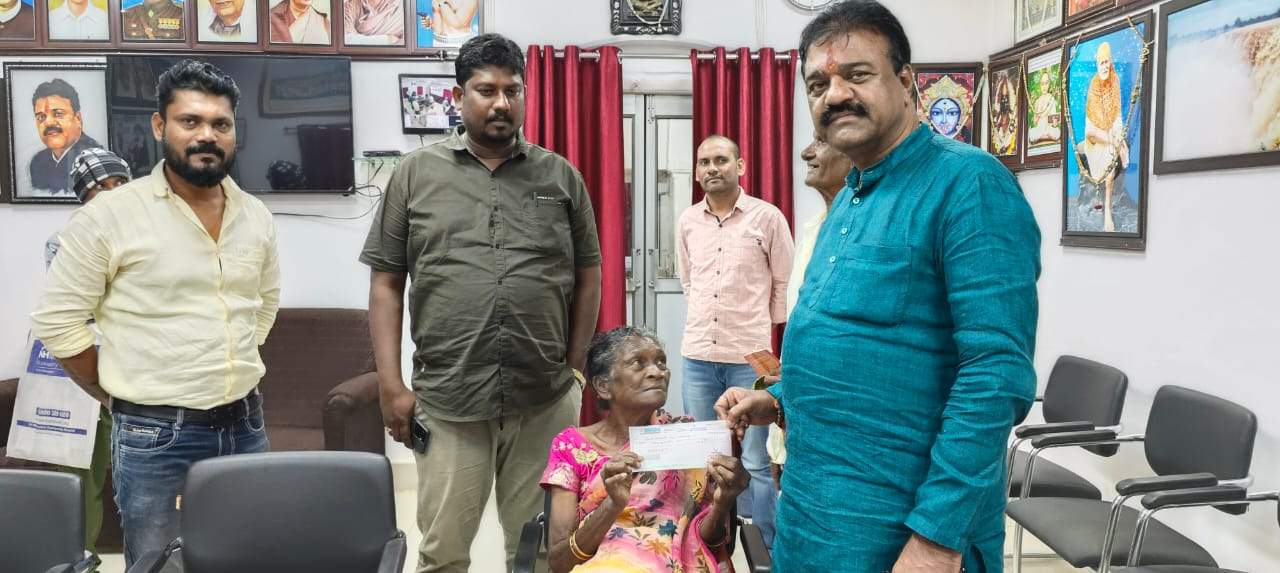 दिव्यांग युवक समेत दर्जनों को मिली आर्थिक मदद