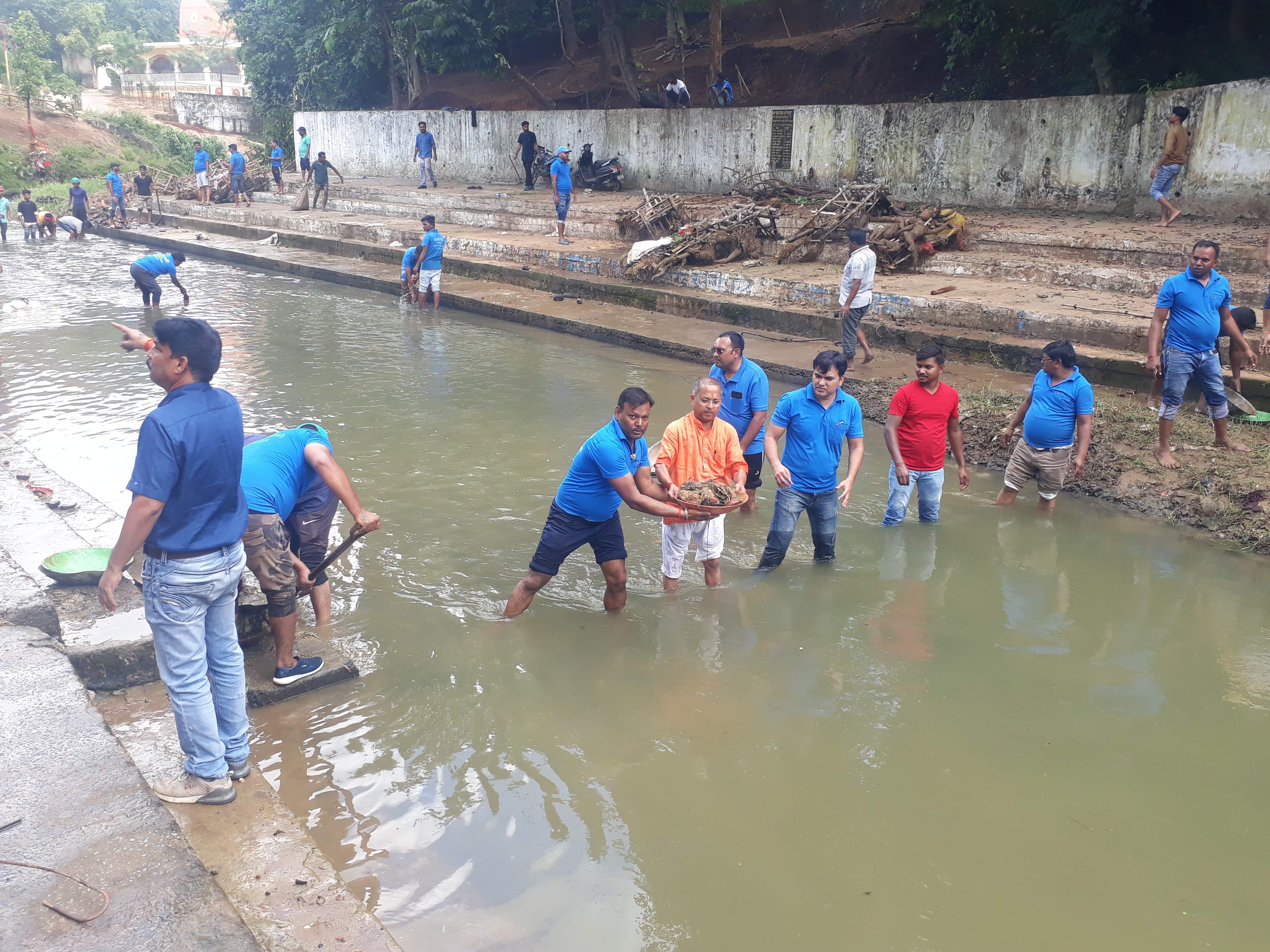शंकर घाट में महामाया छठ सेवा समिति एवं अनोखी सोच संस्था ने श्रमदान करते कई ट्रैक्टर कचरा बाहर निकाला