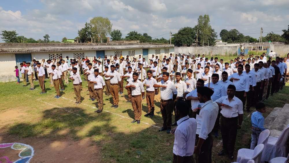 विजयादशमी उत्सव पर पथ संचलन व शस्त्र पूजन