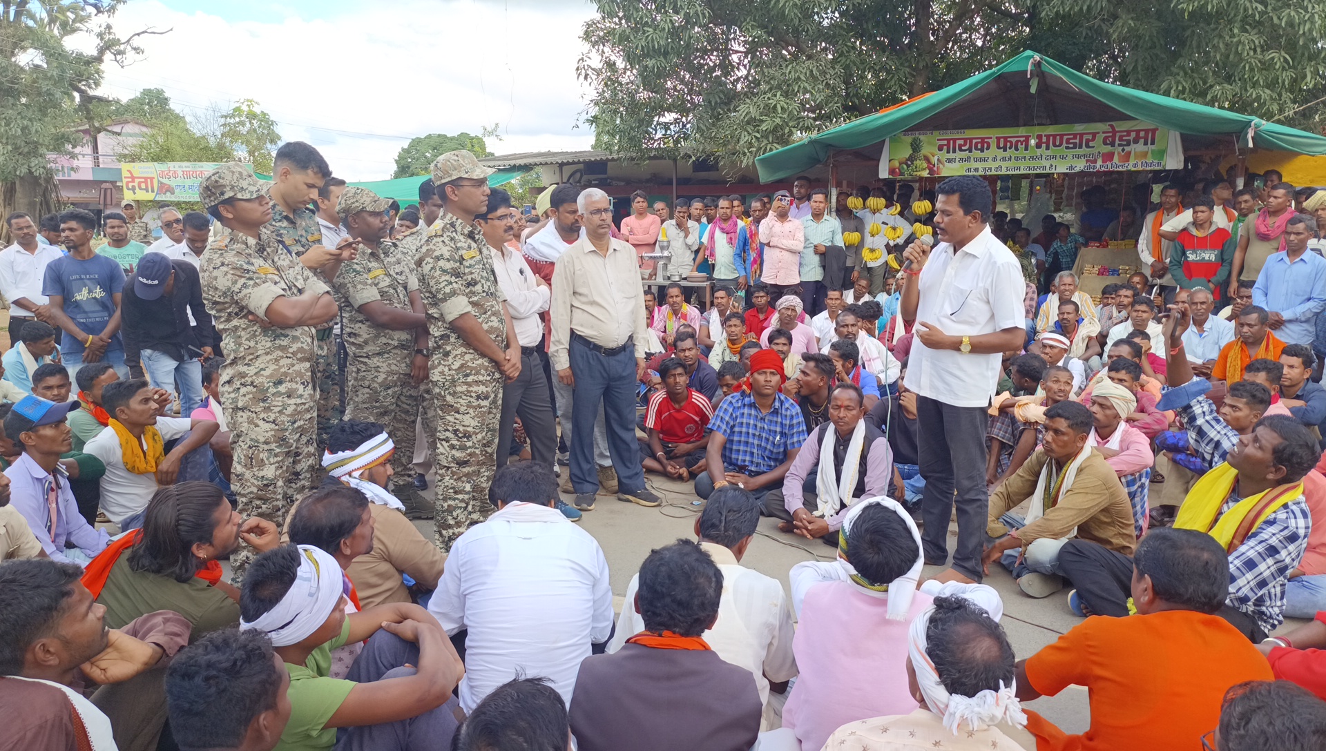 बिना अनुमति धर्मांतरित बुजुर्ग के शव का दफन, ग्रामीणों का चक्काजाम