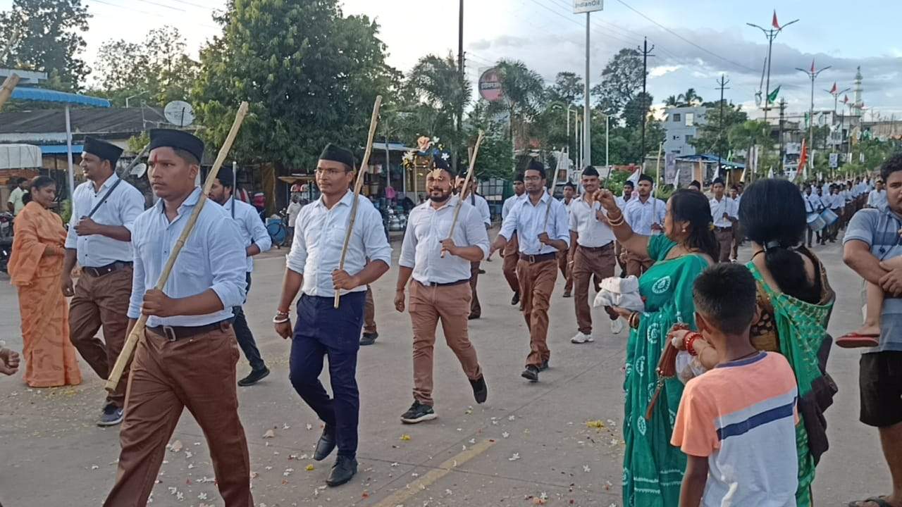 पथ संचलन का पुष्प वर्षा कर जगह-जगह स्वागत