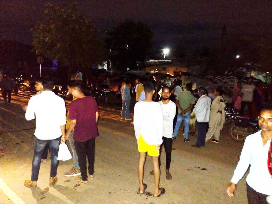 नामकरण संस्कार से लौटते डिवाइडर पर चढ़ी बस, फिर पलटी, आधा दर्जन घायल नामकरण संस्कार से लौटते डिवाइडर पर चढ़ी बस, फिर पलटी, आधा दर्जन घायल