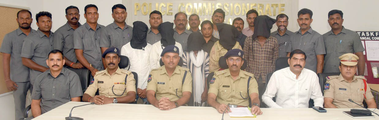 तेलंगाना पुलिस ने 2 नक्सलियों समेत 5 को किया गिरफ्तार, एक कांग्रेस नेता भी शामिल तेलंगाना पुलिस ने 2 नक्सलियों समेत 5 को किया गिरफ्तार, एक कांग्रेस नेता भी शामिल
