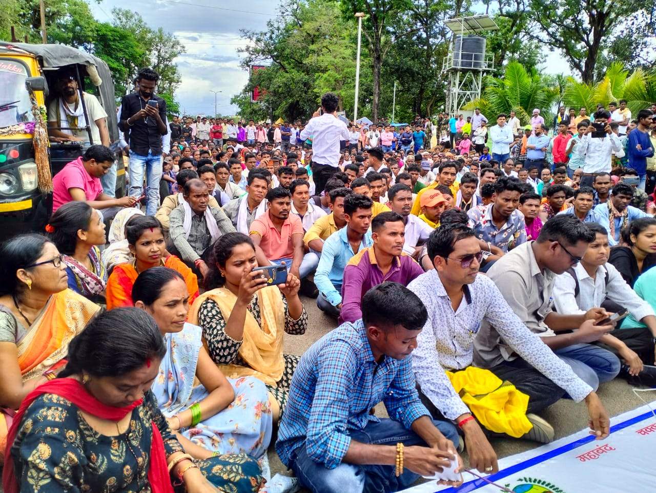 आरक्षण कटौती पर बिफरा सर्व आदिवासी समाज, चक्काजाम कर किया प्रदर्शन आरक्षण कटौती पर बिफरा सर्व आदिवासी समाज, चक्काजाम कर किया प्रदर्शन
