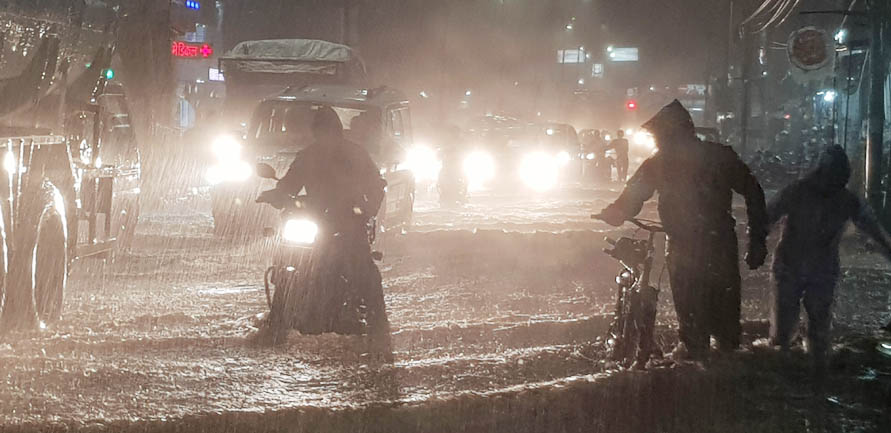 घंटेभर की झमाझम बारिश, निचली इलाका तरबतर