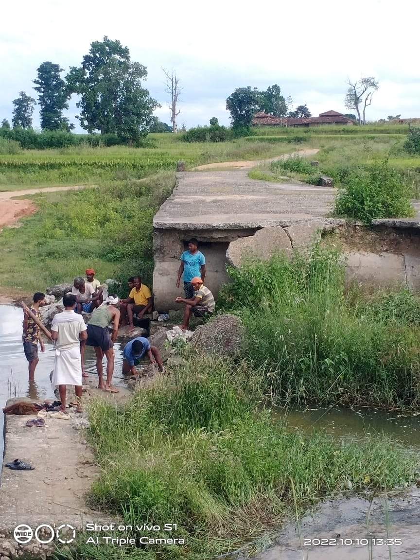 6 साल से टूटी पुलिया की नहीं ले रहा है कोई सुध, ग्रामीण परेशान