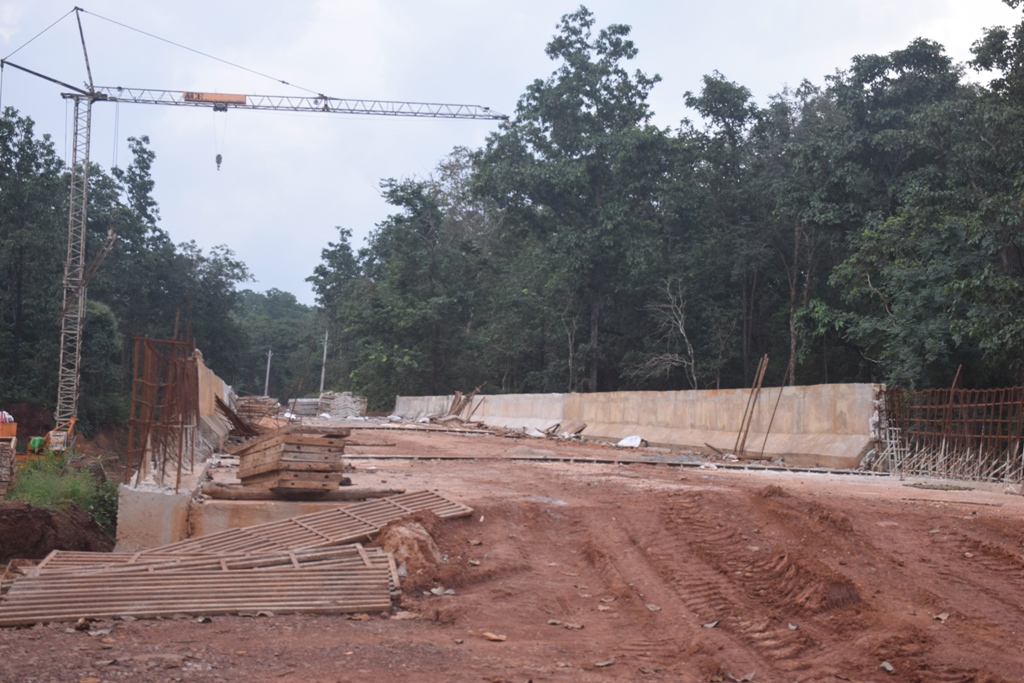 दो साल से बकरकट्टा-साल्हेवारा रास्ते के पुल अधूरे