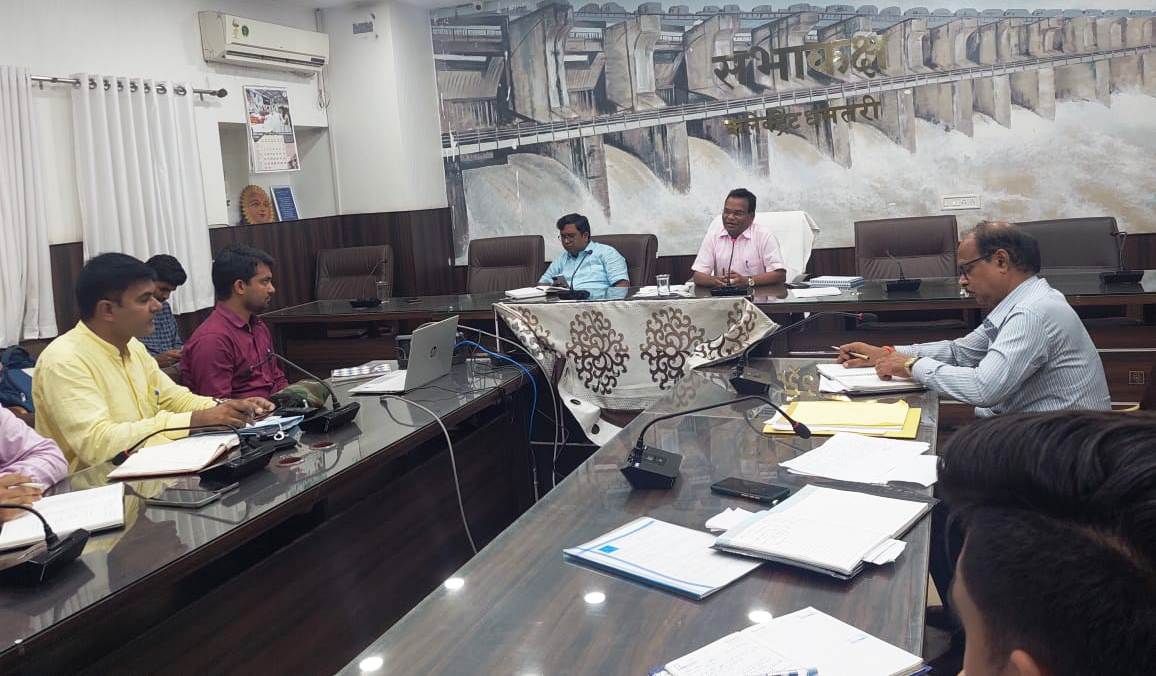 विद्यार्थियों का जाति, निवास प्रमाण पत्र बनाने की कवायद तेज करने कलेक्टर ने ली बैठक