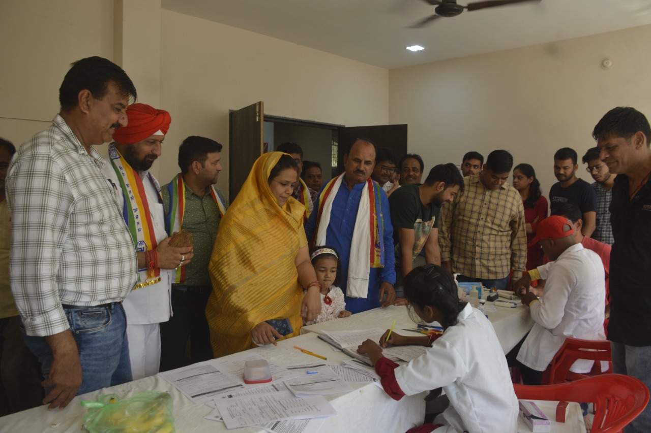 युवाओं ने किया 76 यूनिट रक्तदान