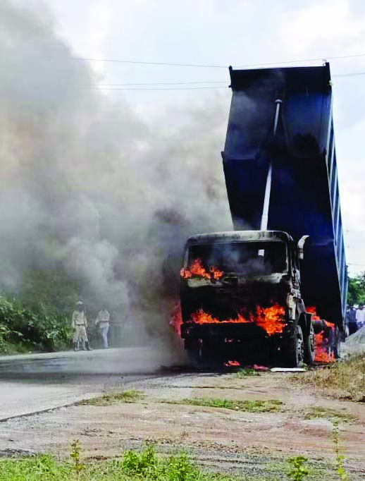 पेट्रोल पम्प के पास हाईवा में लगी आग  