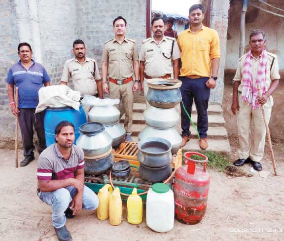 महुआ शराब सहित बाइक जब्त महुआ शराब सहित बाइक जब्त
